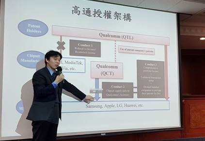 圖像裡可能有1 人、站立和室內